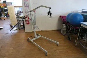 aks - Elektrischer Patientenlifter fahrbar