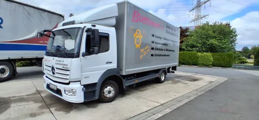 Bild von Auktion Büttner's Umzugs- und Küchenmänner - Antike Bauern- u. Buffetschränke - Mercedes Atego LKW