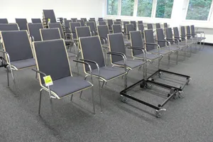 20x Stuhl mit 2x Rollwagen