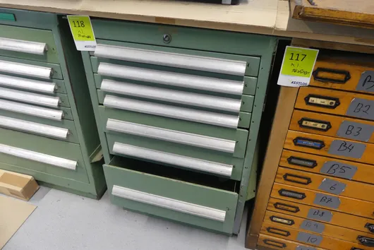 Schubladenschrank, mit Inhalt