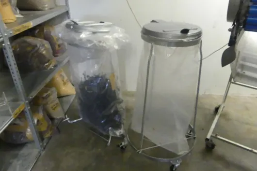 2x afvalzakstandaards, met inhoud