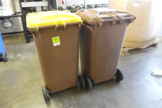 2x popelnice, s obsahem