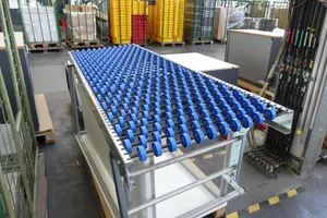 Rollenband sowie Arbeitstisch