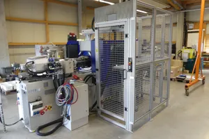Wittmann Battenfeld - Spritzgießmaschine mit Schutzgehäuse