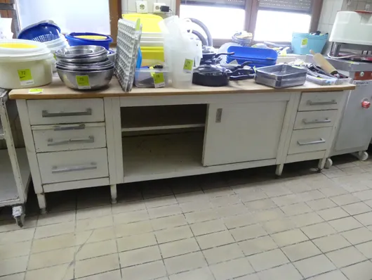Bäckereiarbeitstisch, ohne Inhalt