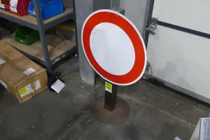 Verkehrsschild mit Spardose