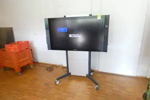 Microsoft - Surface Hub - Interaktives Display mit fahrbarem Standfuß