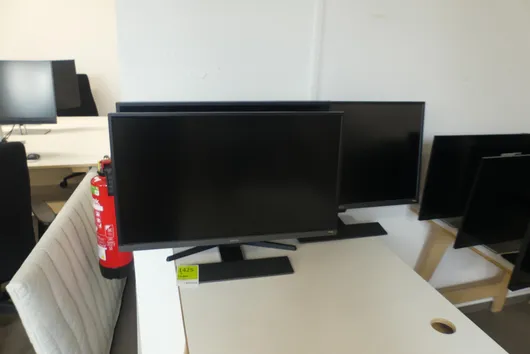 3 BENQ मॉनिटर, बिना केबल