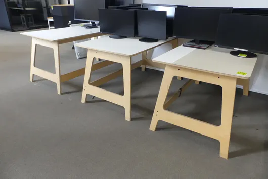 3x Schreibtisch, ohne Inhalt
