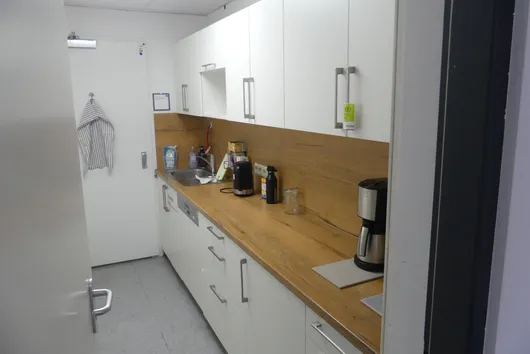 Línea de cocina con contenido y equipamiento
