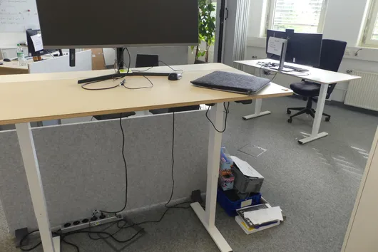 2x elektrisch in hoogte verstelbaar bureau, zonder inhoud