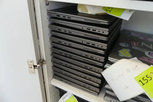 13x laptop, fără accesorii