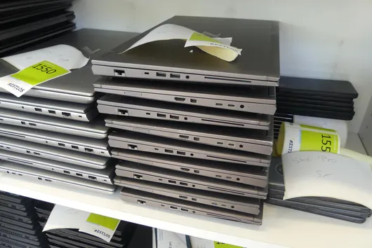 9x laptop, fără accesorii