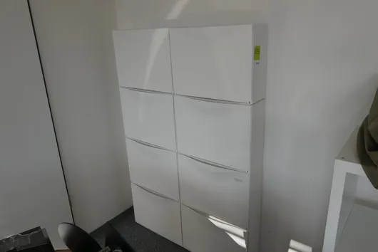 Zestaw regałów na buty, montowany na ścianie