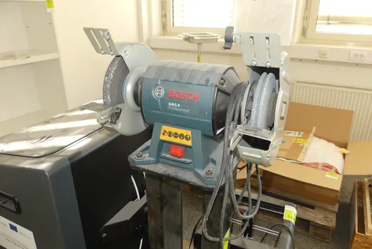 BOSCH GBG 8 Professional Doppelschleifbock mit Standfuß