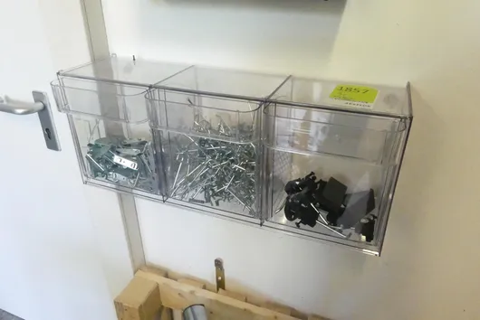Zásobníky na drobné díly s obsahem