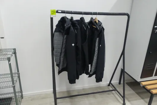 Porte-manteau avec rangement à chaussures, sans contenu