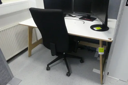 Bureau met bureaustoel en 2x scheidingswand, zonder inhoud