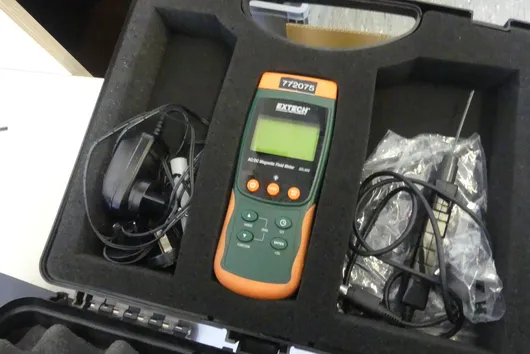مقياس المجال المغناطيسي/مسجل بيانات EXTECH SDL900