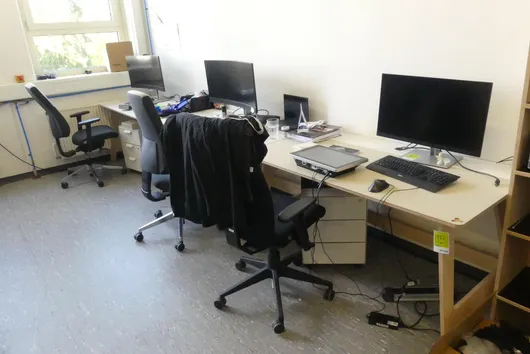 3x pracovní stoly se 3x kancelářskými židlemi, bez obsahu