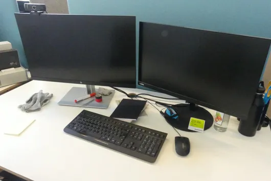 2x LENOVO ThinkVision Monitoren en SAMSUNG Monitor