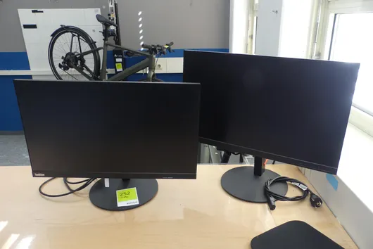 2 kpl LENOVO ThinkVision -näyttöjä