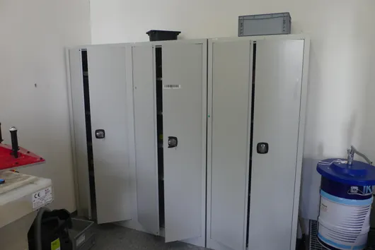 3x metal cabinet, without contents