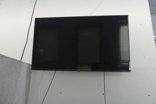 LG 55LJ615V display met wandbeugel