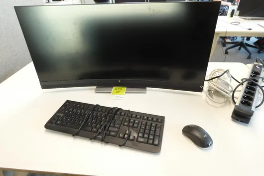 Set tecnico con monitor HP + tastiera e mouse