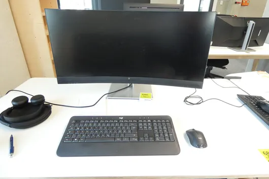 Set tecnico con monitor HP + tastiera e mouse