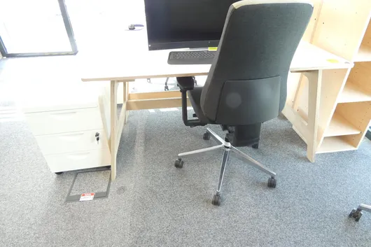 Schreibtisch + Bürostuhl u. Schreibtischcontainer