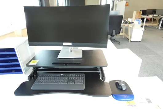 Technikset mit HP Monitor + Tastatur u. Maus