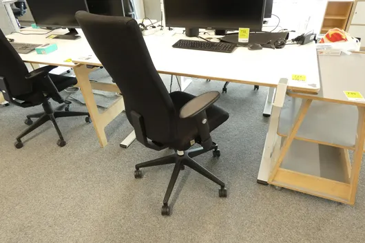 Arbeitsplatzset mir elektrisch höhenverstellbaren Schreibtisch