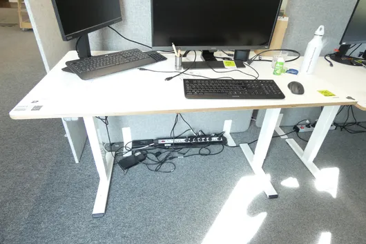 Elektricky výškově nastavitelný stůl