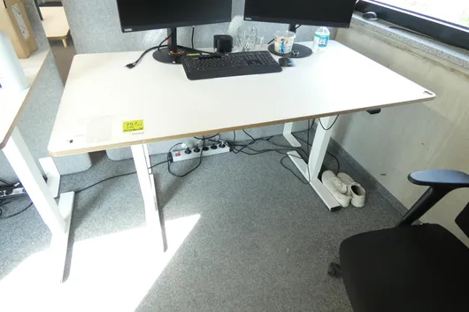 Elektrisch höhenverstellbarer Schreibtisch