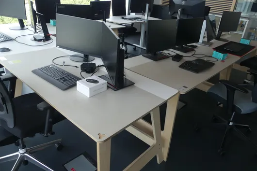 3x Schreibtisch, ohne Inhalt