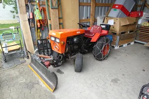 Hako - Kommunaltraktor mit Schneeketten
