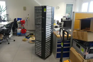Kleinteilemagazinschrank mit Inhalt, drehbar