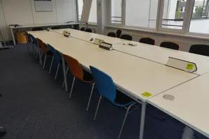 6x Konfernzetisch ohne Inhalt mit 16x Stuhl