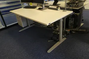 Elektrisch höhenverstellbarer Schreibtisch, ohne Inhalt