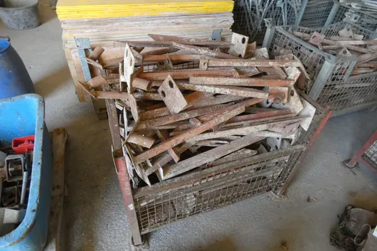 Gitterboks med innhold (støttevinkel for gulvplater/fundament)