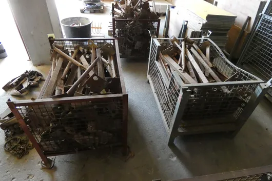 2 gitterbokser med innhold (oppbevaringshjørne for gulvplater fundament)