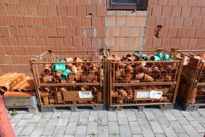 2x Gitterbox mit KG-Formstücken, u. a. Bögen und Abzweige, orange und grün