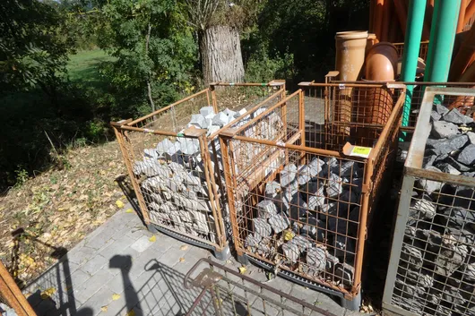 3 rácsos láda gránit térkővel, szürke