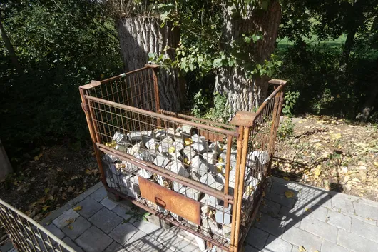 Rácsos láda világosszürke gránit térkővel