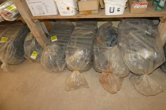 一批装有塑料间隔管和模板锥的袋子