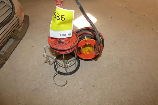 Lámpara portátil con cesta protectora y cable, roja