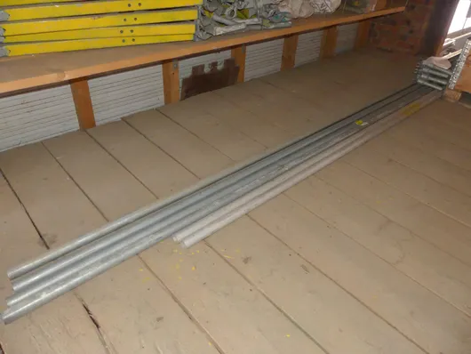 4x střešní podpěry z hliníku a 2x sada nástavbového rámu