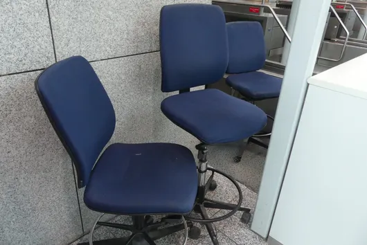 Konvolutt stoler og barstoler