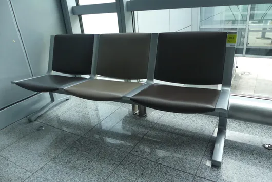 Flyplassbenk Kusch&Co, 3 seter